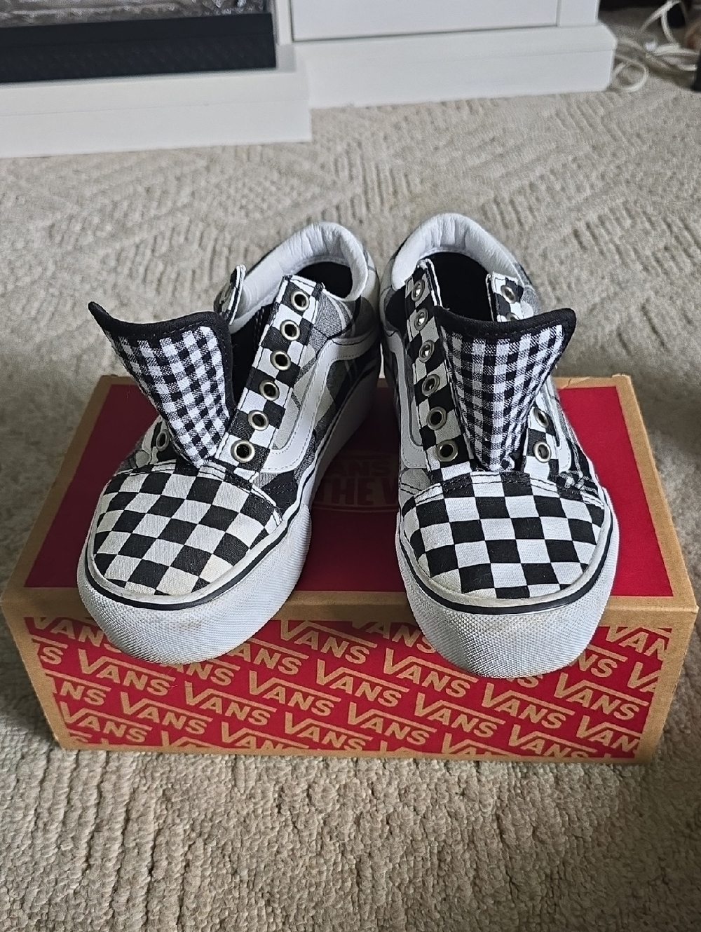 Vans Womans Checkerboard Slip-On/Low Top Sneakers - Black & White